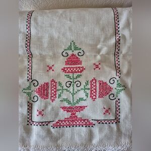 Vintage Embroidered Linen Tablerunner With Lace Trim.